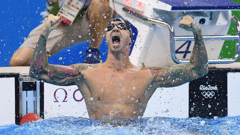 Anthony Ervin juhlii 50 metrin vapaauinnin olympiakultaa.