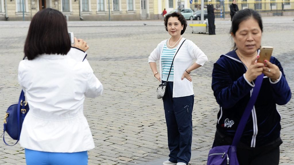 Turisteja Kauppatorilla Helsingissä juhannusaattona perjantaina 24. kesäkuuta 2016.