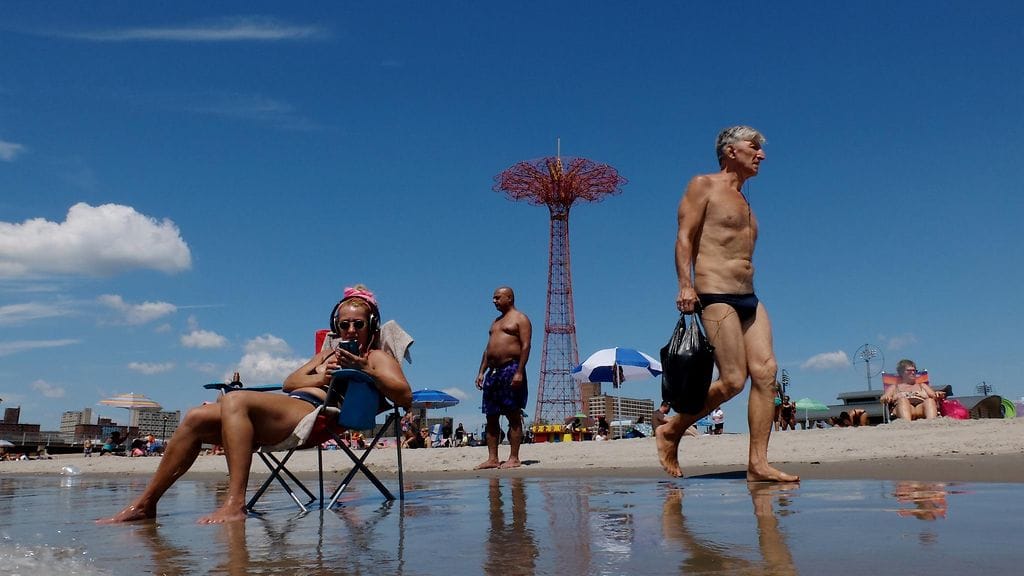 Ihmisiä rannalla Coney Islandissa New Yorkissa 26. heinäkuuta 2016.