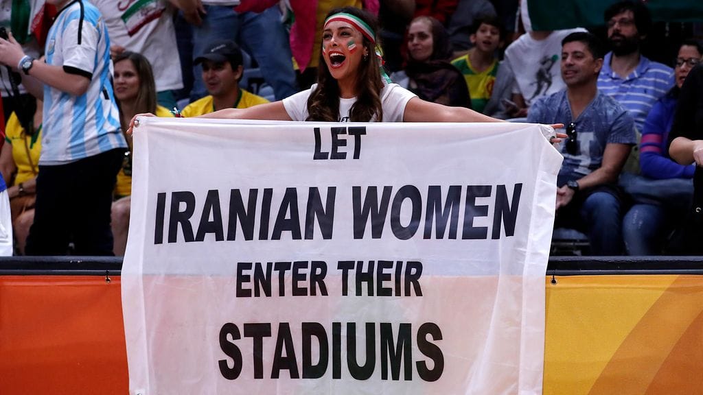 Iranilainen Darya Safai ja yhden naisen protesti