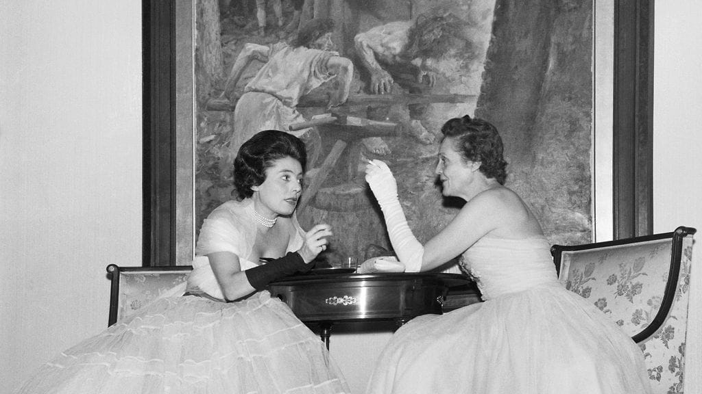 Naiset tupakalla Linnan juhlissa