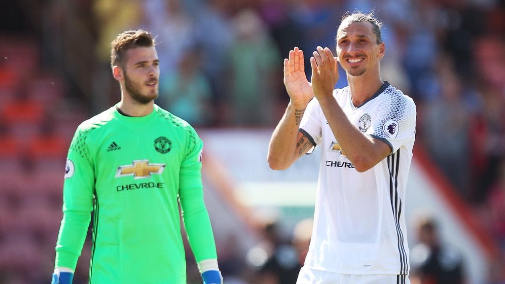 Zlatan Ibrahimovic avasi maalitilinsä Englannissa. Vasemmalla maalivahti David De Gea.