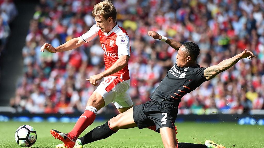 Liverpoolin Nathaniel Clyne (oik.) ja Arsenalin Nacho Monreal.