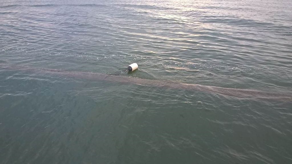 Halkaisijaltaan noin 40 senttinen putki on noussut pintaan Miessaaren ja Suvisaariston välissä.