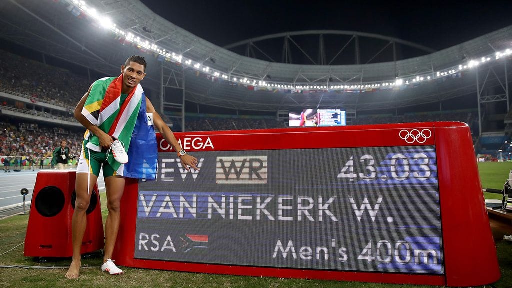 Wayde van Niekerk poseeraa ME-aikansa kanssa.