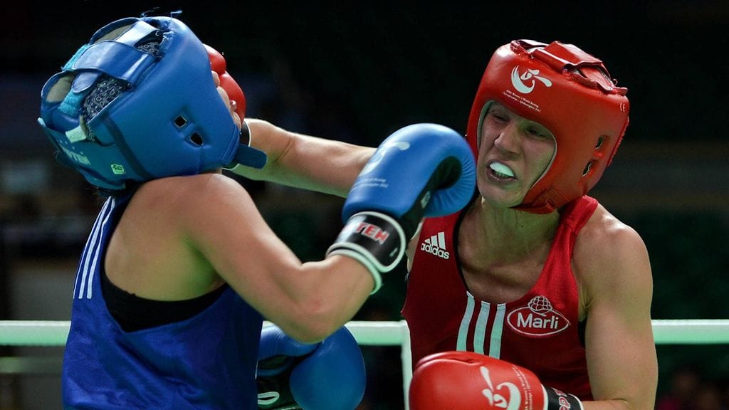 Mira Potkonen kumauttaa avausottelussaan Brasilian Adriana Araujoa.