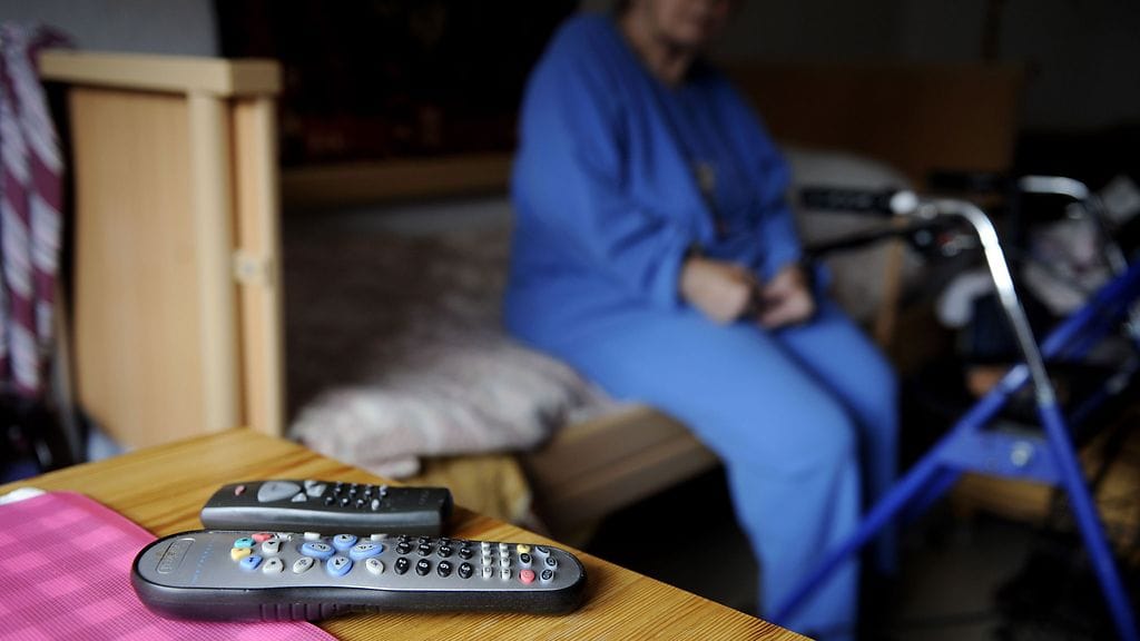 Hygieniapukujen käyttö vanhustenhoidossa on noussut keskusteluun. Kuvituskuva.