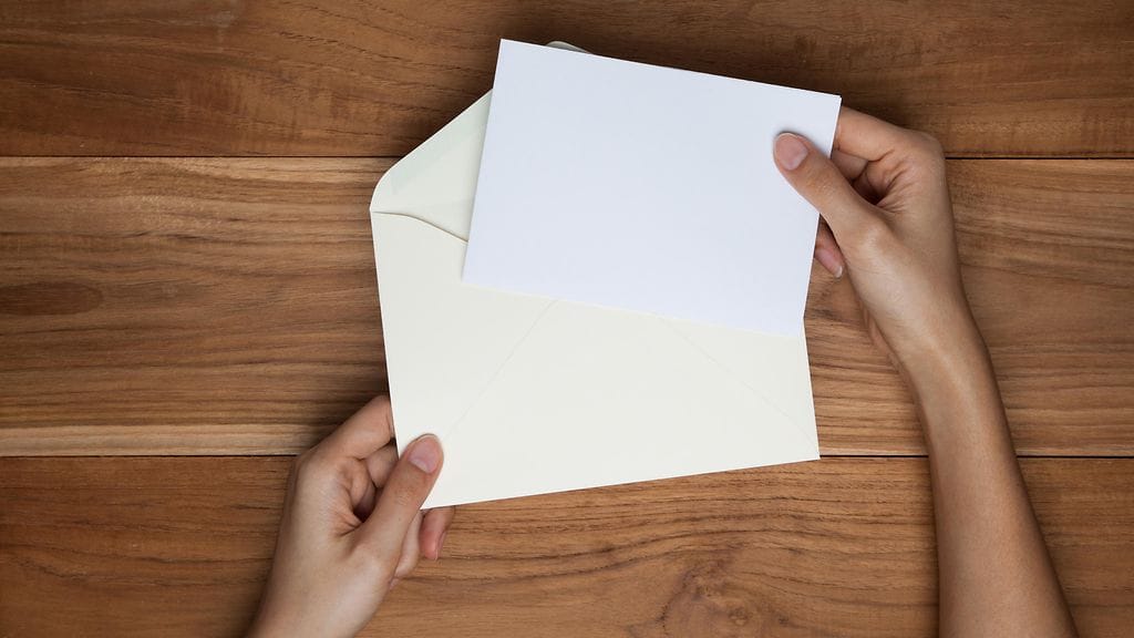 Kirjekuoren sisällä oli viesti ja satasen seteli.