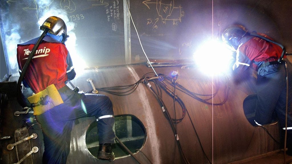 Technip Offshoren hitsaajia työssään Porin Mäntyluodon telakalla vuonna 2004.