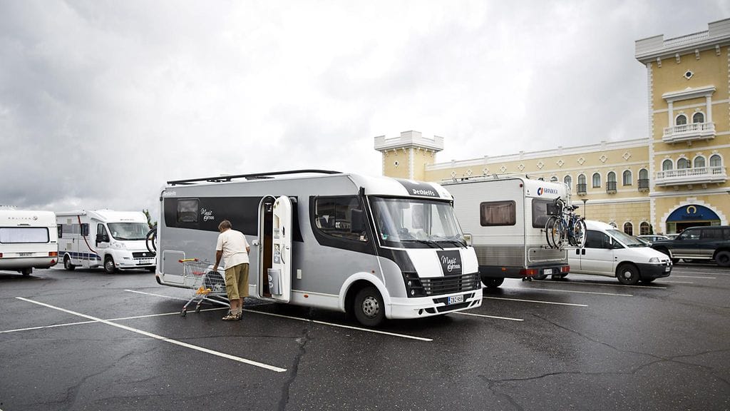 Matkailuauto Tuurin kyläkaupalla 17. kesäkuuta 2013. Kuvan henkilö ei liity juttuun.