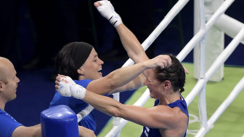 Valmentaja Maarit Teuronen antoi onnittelut Mira Potkoselle.