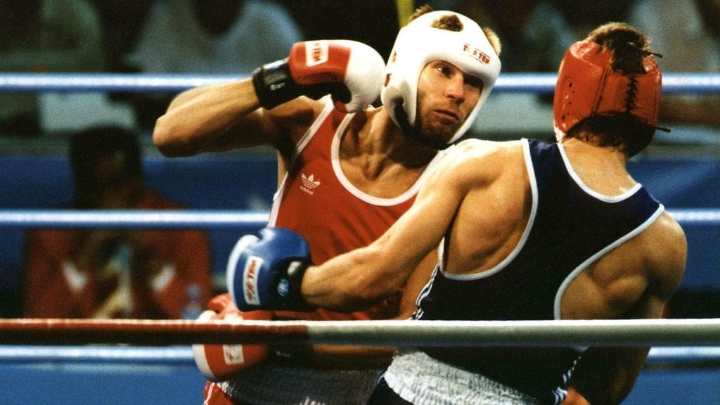 Jyri Kjäll moukaroi Laszlo Sarcsia Barcelonassa 1992.