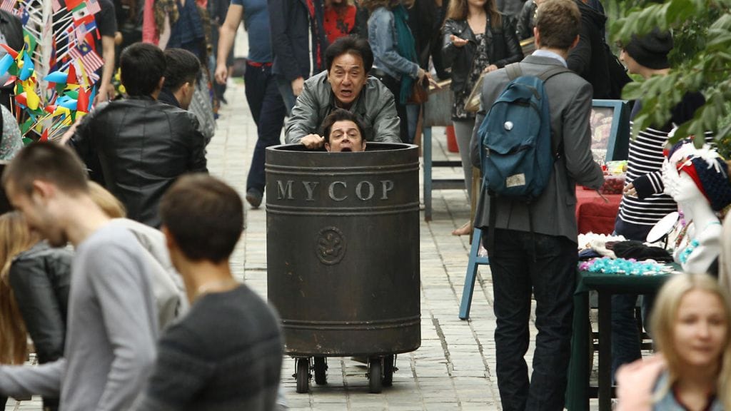 Jackie Chan (jäteastian ulkopuolella) ja Johnny Knoxville (jäteastian sisäpuolella) tähdittävät Skiptrace-elokuvaa.
