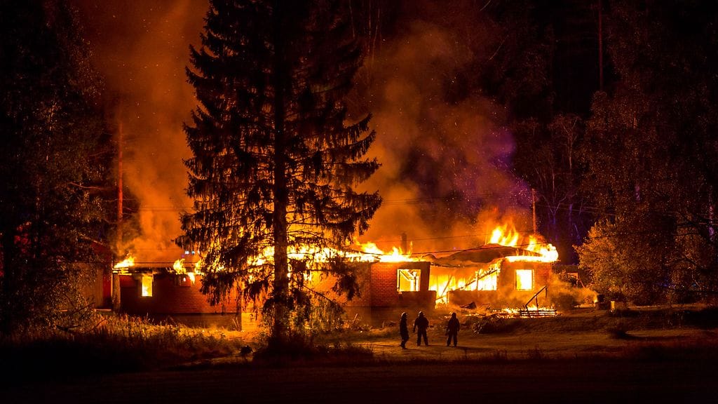 Omakotitalo tuhoitui rajussa tulipalossa täysin viime yönä.