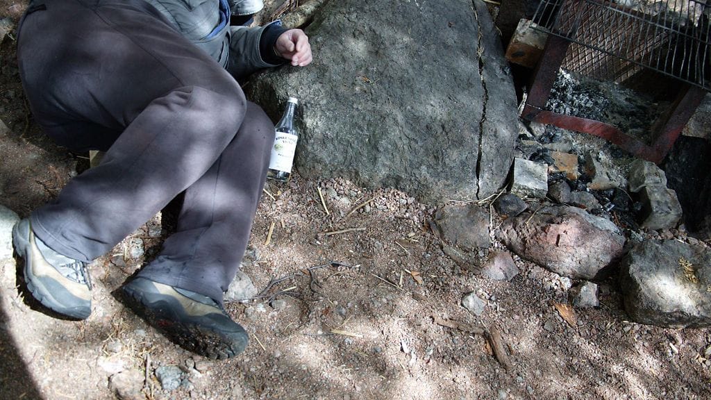 Epäilyjen mukaan alkoholia on kaupattu alkoholiongelmaisille ympäri pääkaupunkiseutua pääsääntöisesti velaksi.