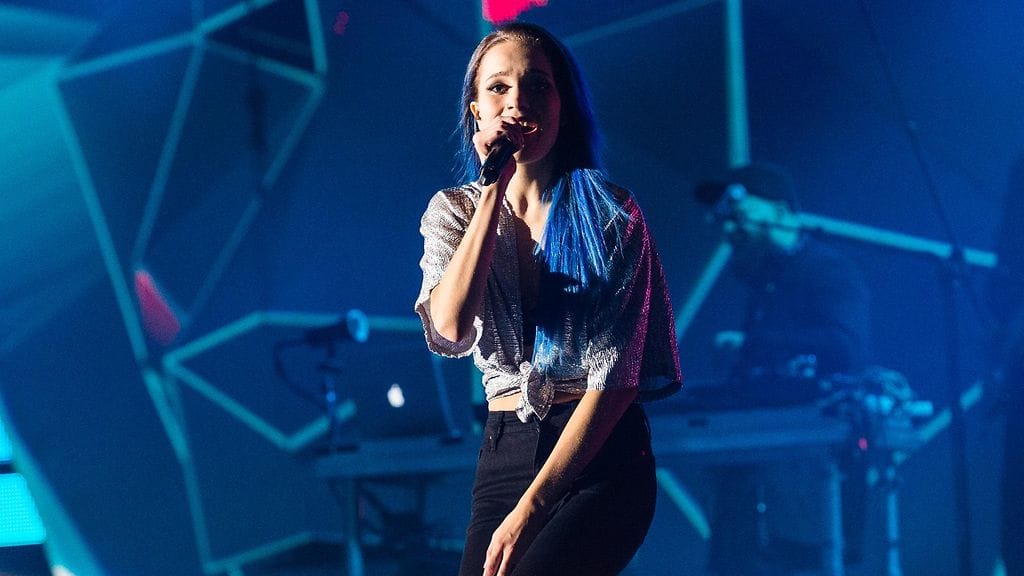 Sanni lavalla Cheekin keikalla Hämeenlinnassa 29. tammikuuta 2016.