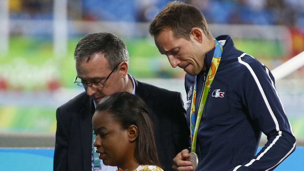 Renaud Lavillenie murtui palkintojenjaossa kyyneliin.