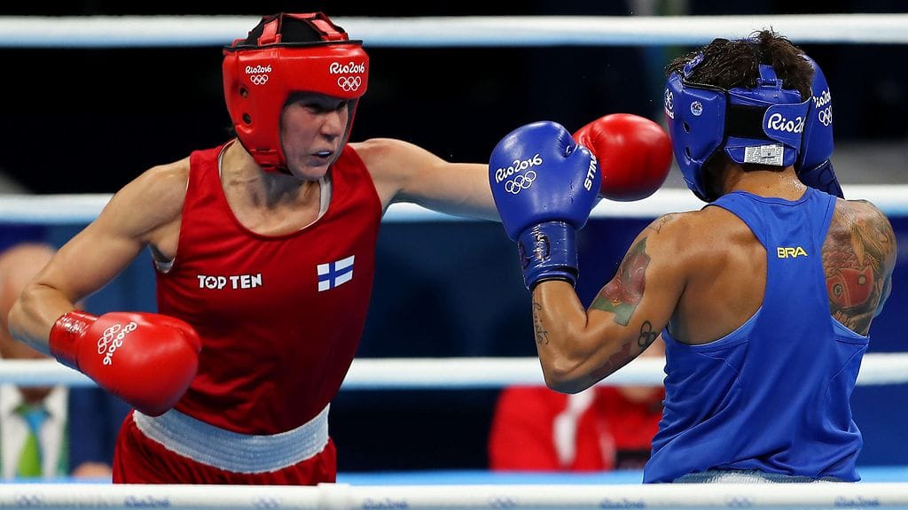 Mira Potkonen (vas.) hakee finaalipaikkaa. Adriana Araujo kaatui avausottelussa.