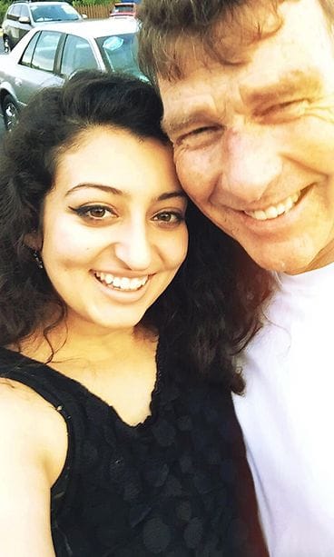 Ress, 60, ja Leah, 20, eivät häpeile seurusteluaan.