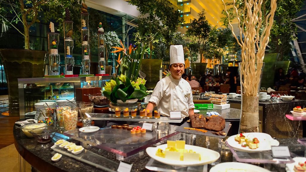 Marina Bay Sands -hotelli on täynnä erilaisia ravintoloita.