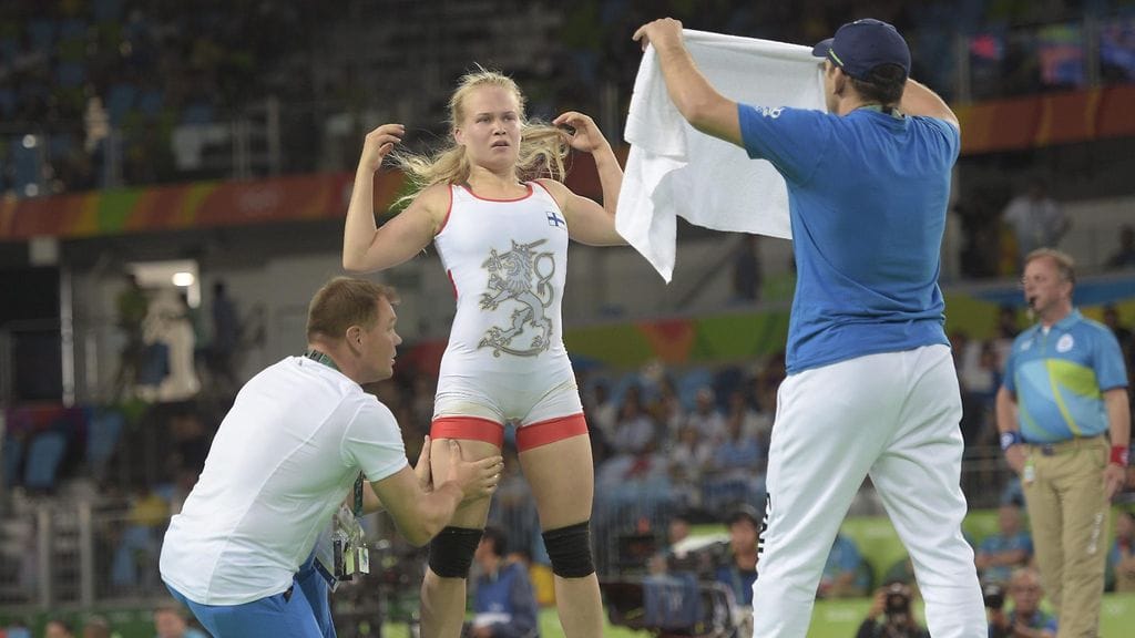 Petra Ollia hierottiin voiton jälkeen.