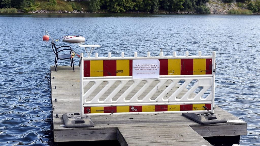 Helsingin kaupungin pelastuslaitos on havainnut tarkastussukelluksellaan Töölönlahden luoteisrannalla  sijaitsevan laiturin sivulla vedenpinnan alla olevia metallitankoja ja laiturin päässä pystyasennossa olevia lasilevyjä.