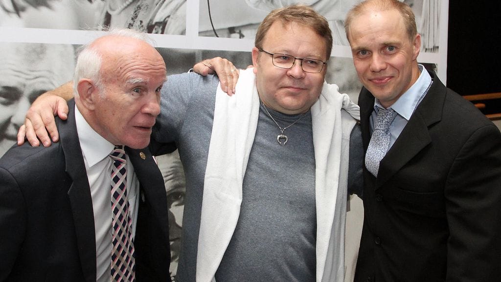 Nyrkkeilylegenda Olli Mäki, Mäen poika, nyrkkeilyvalmentaja Pekka Mäki ja Olli Mäkeä näyttelevä Jarkko Lahti Hymyilevä mies -kutsuvierasensi-illassa 16. elokuuta 2016.