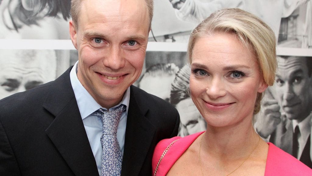 Jarkko Lahti vaimoineen Hymyilevä mies -kutsuvierasensi-illassa 17.8.2016