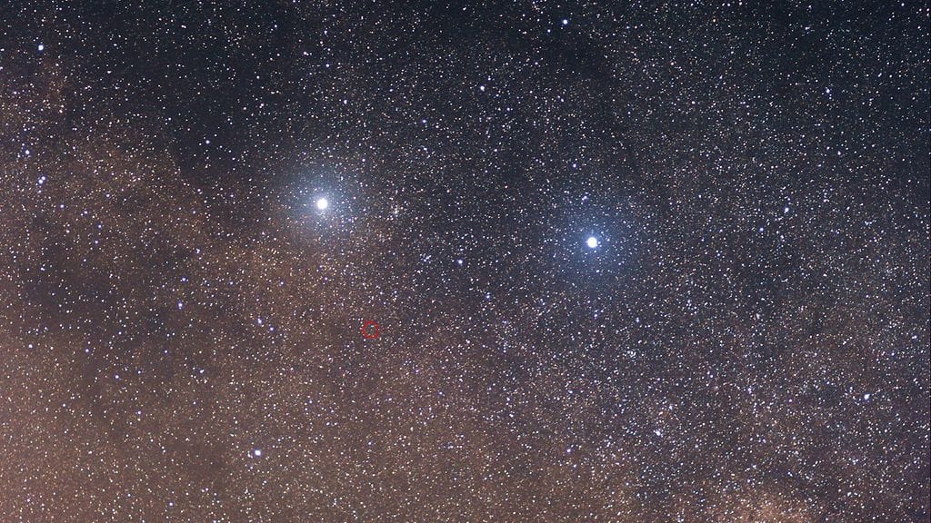 Proxima Centauri on Alfa Centauri -tähtijärjestelmän pienin tähti. Kuvassa loistavat Alfa Centauri A ja B, Proxima Centauri on ympyröity punaisella.