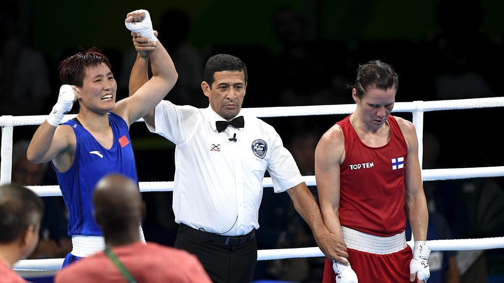 "Väärän" ottelijan käsi nousi ylös välierän päätteeksi.