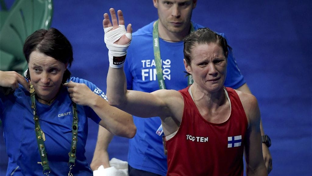 Mira Potkonen kiitti yleisöä tappion jälkeen.