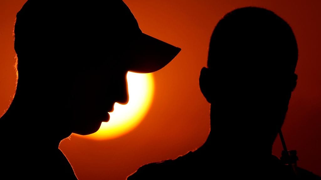 Katsojat odottivat pääsyä Rion olympiastadionille keskiviikkoiltana.