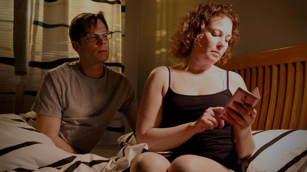 Miia Nuutilan esittämä Laura on eronnut miehestään Kallesta (Mikko Nousiainen).