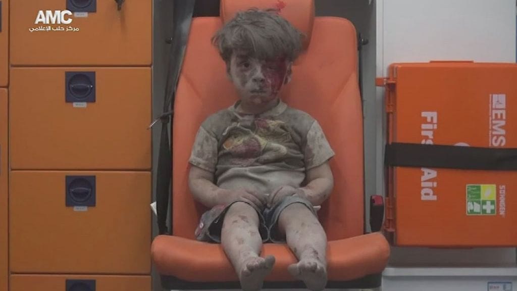 Aleppolainen Omran-poika nousi julkisuuteen elokuussa kun hänet pelastettiin pommitusten raunioista Syyriassa.