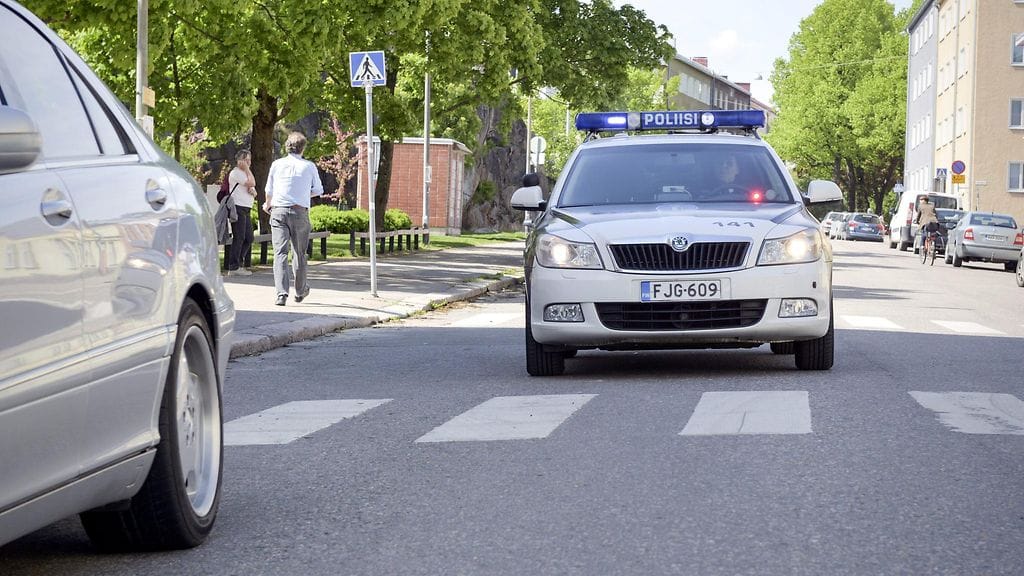 Poliisiauto näyttää pysähtymismerkkiä Helsingissä.