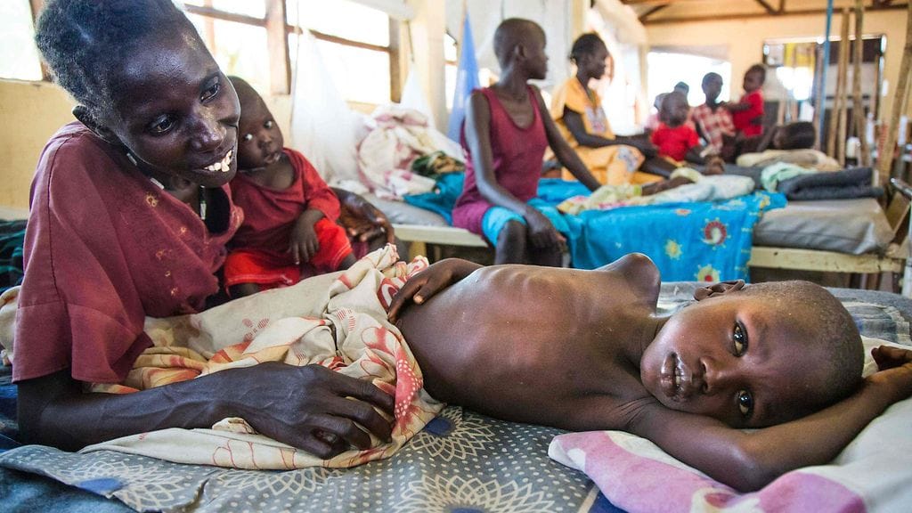 YK on varoittanut, että Etelä-Sudanissa kytee ruokakatastofi. Peltoja on tuhottu taisteluissa ja ruuan hinta on kallistunut. Neljännesmiljoona lasta kärsii vakavasta aliravitsemuksesta.