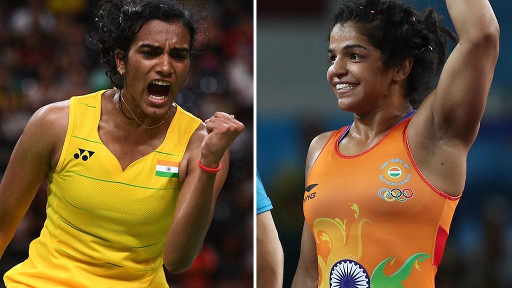 PV Sindhu (vas.) pelaa sulkapallon olympiakullasta, Sakshki Malik voitti pronssia vapaapainissa.