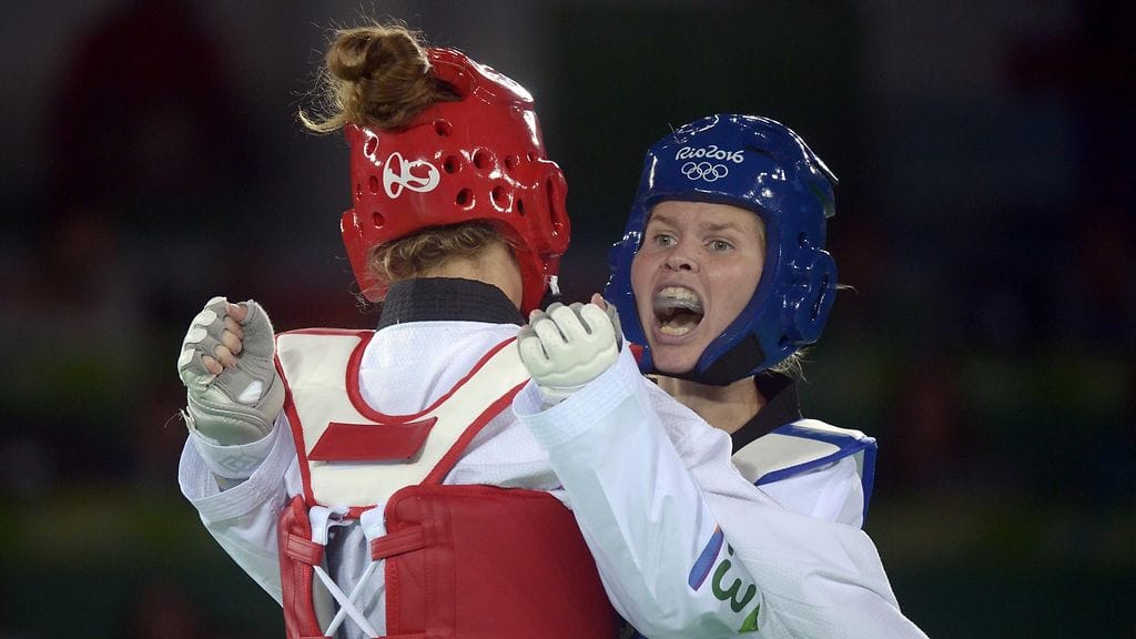 Suvi Mikkonen protestoi ruotsalaiselle annettuja pisteitä.