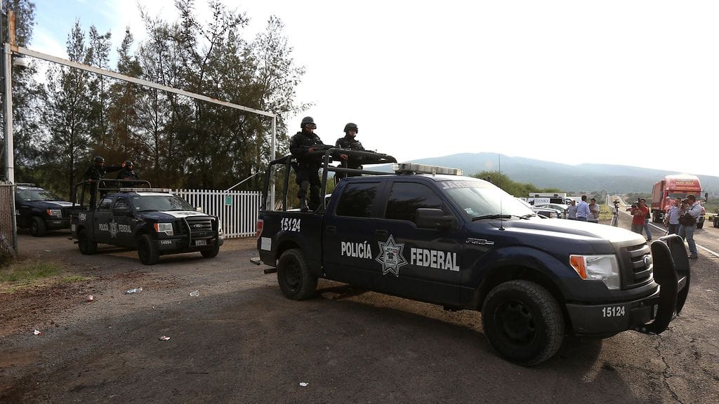 Meksikon poliisi lähdössä viime toukokuussa karjatilalta, jolla sen kerrotaan tappaneen siviilejä.