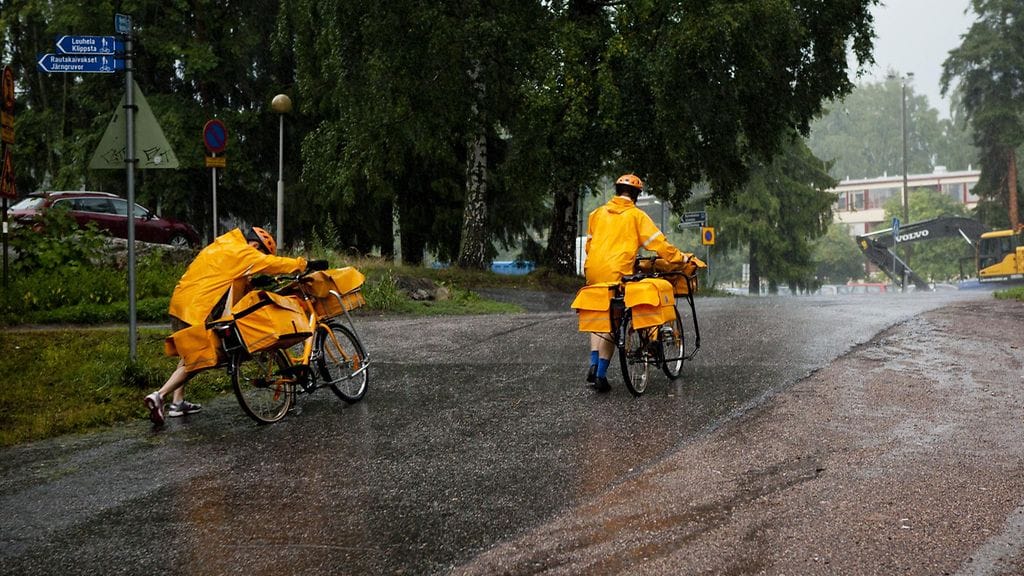 Kurjalla kelillä varhaisjakelijankin olisi hyvä päästä välillä sisälle lämmittelemään. Kuvituskuvaa.