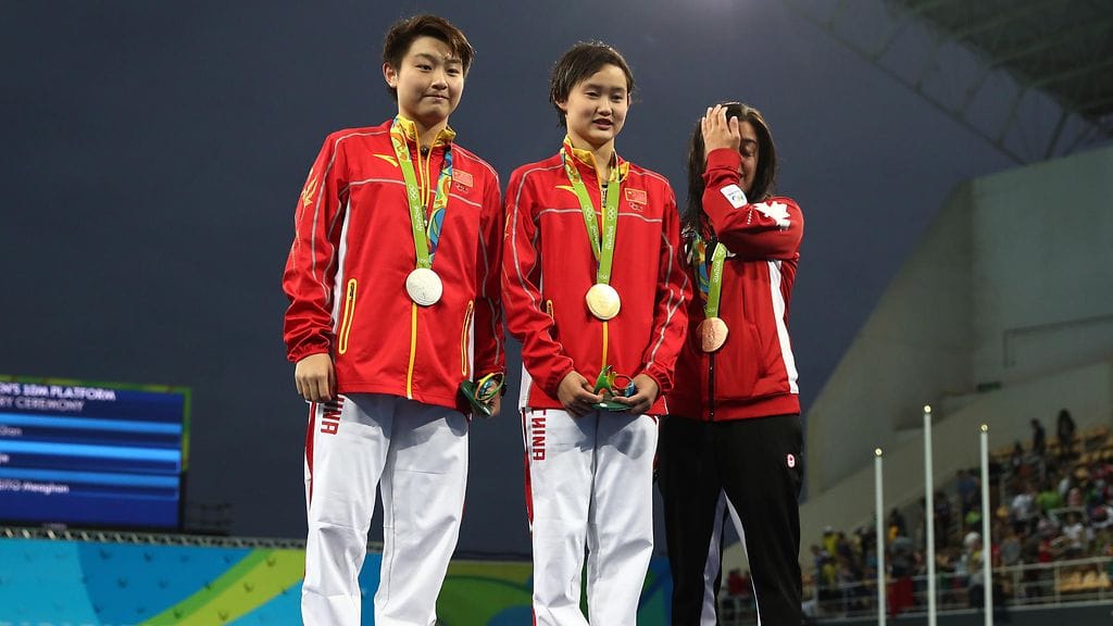 Qian Ren (keskellä) juhlii olympiakultaa vain 15 vuoden iässä.