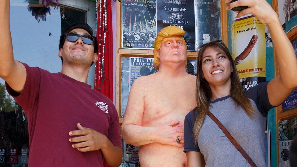 Alastomia Trumpeja ilmestyi eri puolille Yhdysvaltoja. Ihmiset innostuivat poseeraamaan teoksen kanssa, kuvassa ihmisiä Los Angelesissa 18. elokuuta 2016.