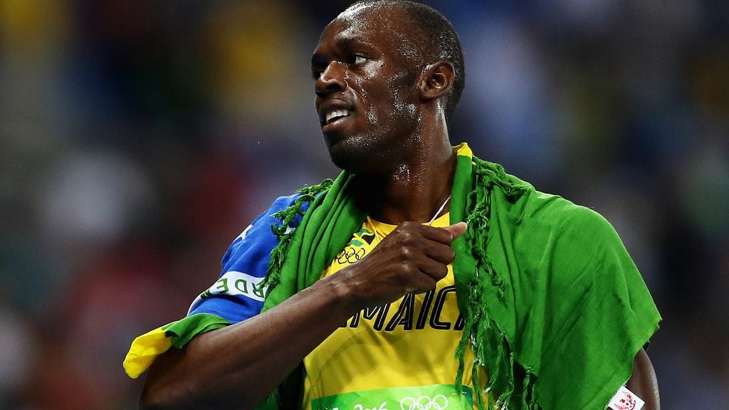 Usain Bolt hengähti helpotuksesta, kun 200 metrin olympiakulta oli hoidettu.