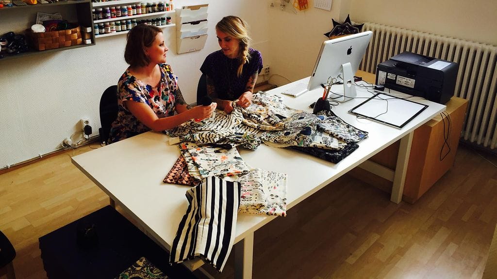 Aarrekidin perustaja ja pääsuunnittelija uuden ja vanhan malliston ääressä. Vaatemerkillä on jälleenmyyjiä parissakymmenessä maassa.