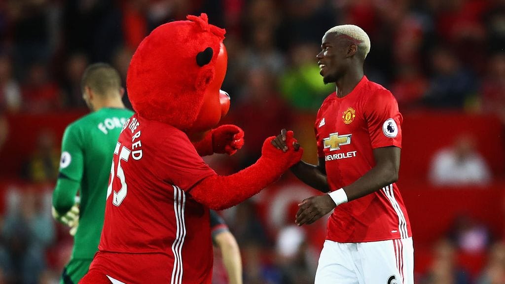 Maskotti ja Paul Pogba vaihtoivat kuulumisia.