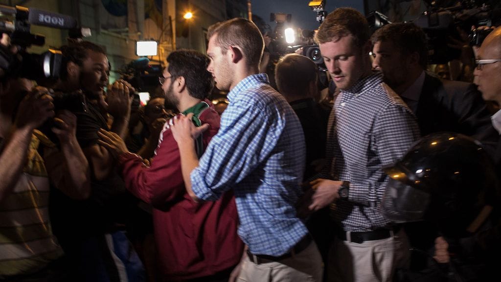 Gunnar Bentz ja Jack Conger joutuivat mediamylläkkään matkalla poliisiasemalle Riossa.
