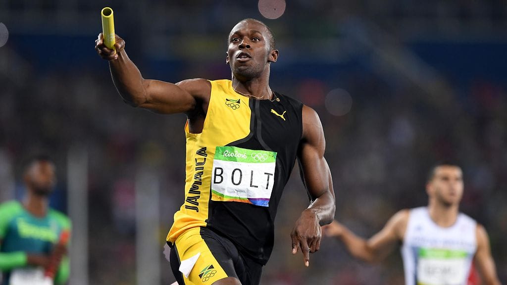 Usain Bolt kiristi muilta karkuun loppusuoralla.