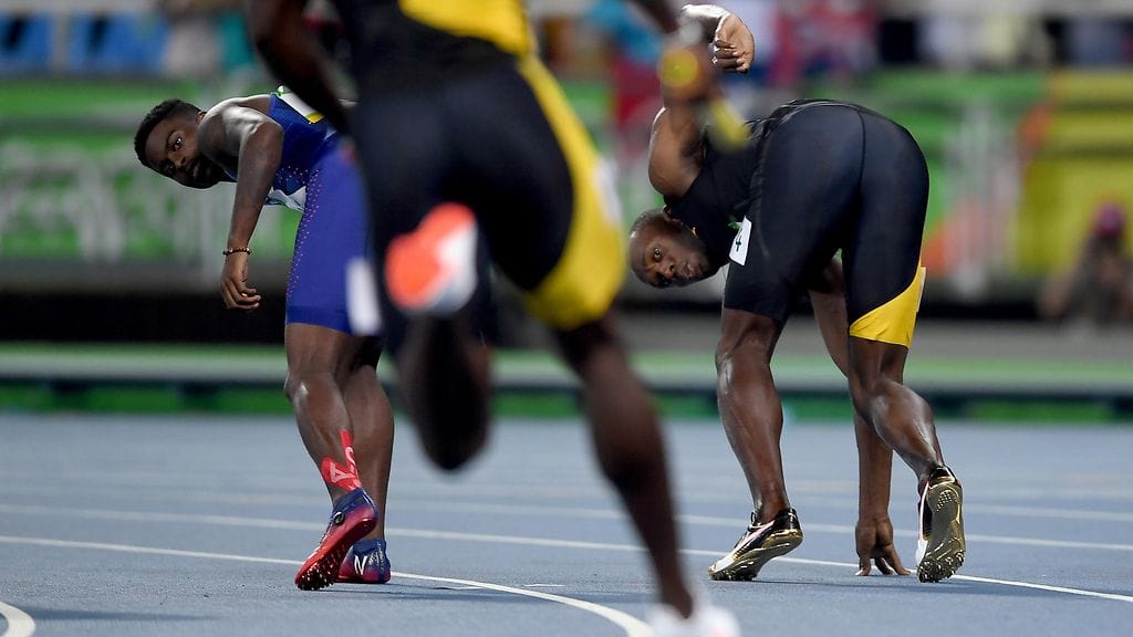 USA:n Trayvon Bromell (vas.) teki ratarikon ankkuriosuudella. Vieressä Jamaikan Usain Bolt.