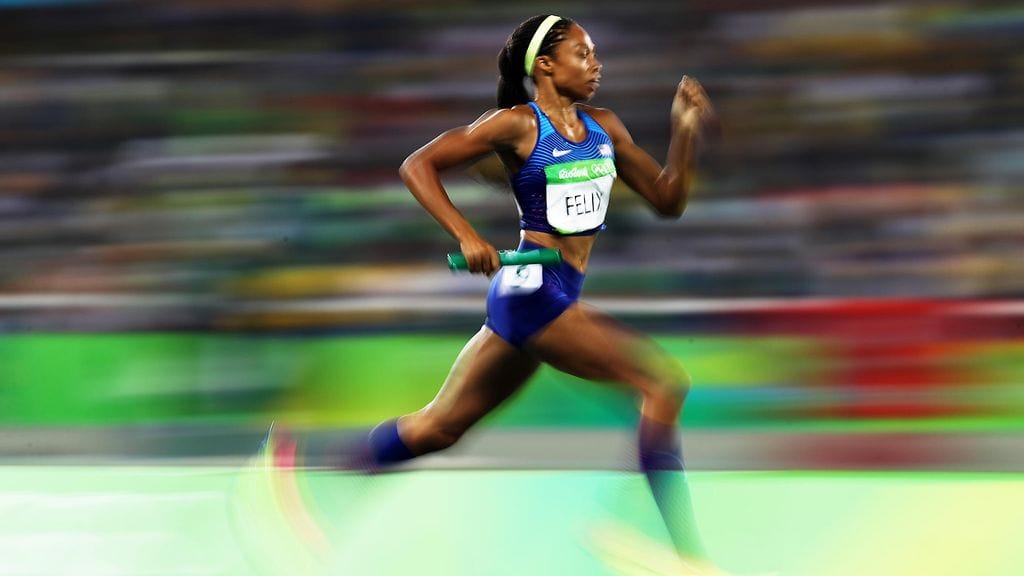 Allyson Felix vauhdissa pitkässä viestissä.