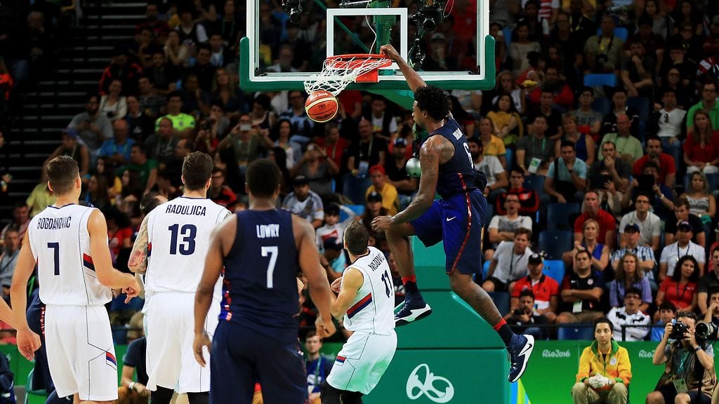 DeAndre Jordan pisti palloa alaspäin.